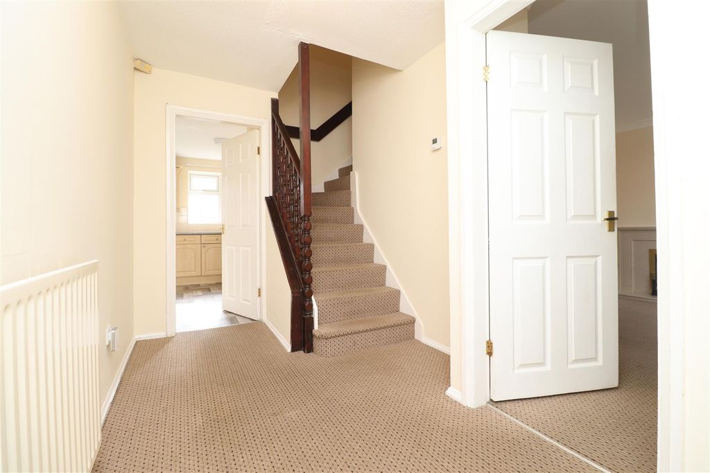 Property photo 2 of 17 Entrance Hall.Jpg