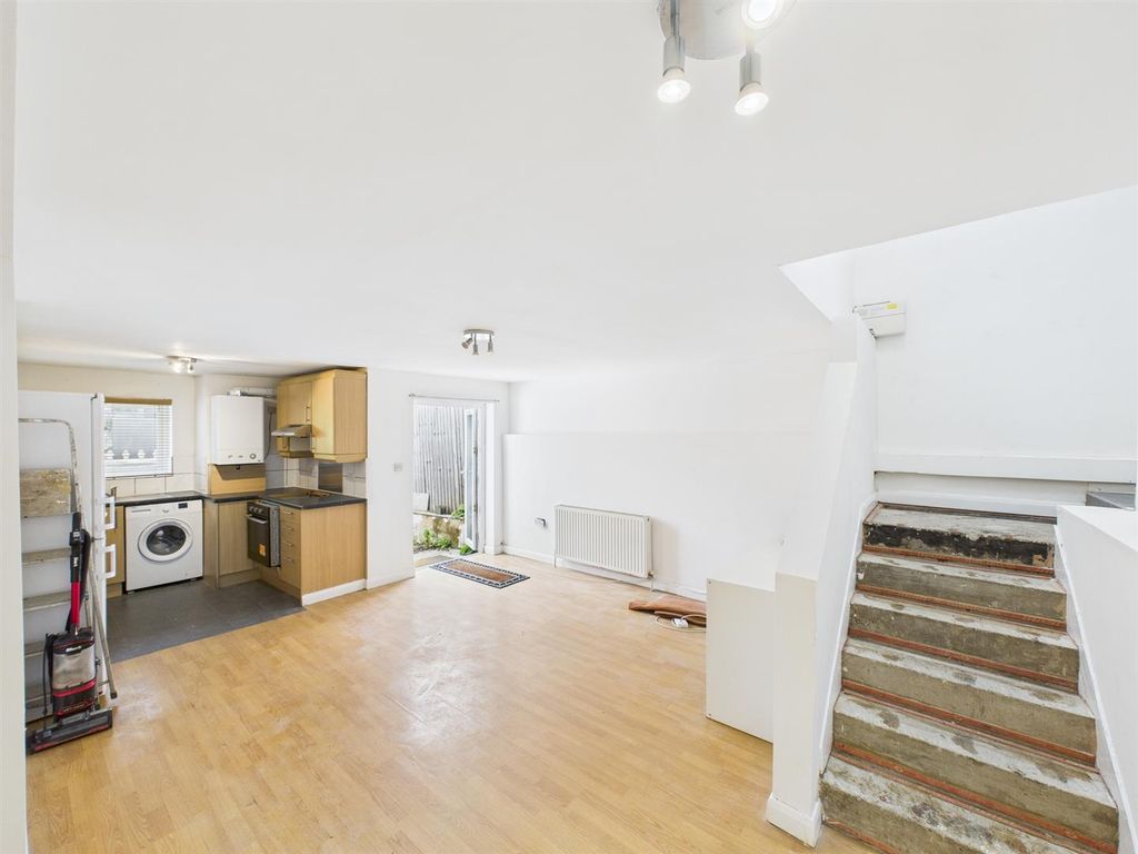 Property photo 2 of 13 Cam02885G0-Pr0482-Still004.Jpg