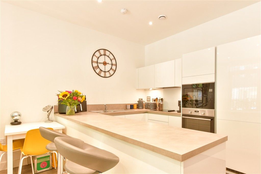 Property photo 3 of 6 Kitchen/Lounge