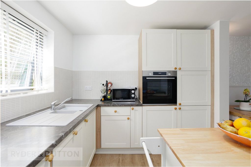 Property photo 3 of 32 Kitchen