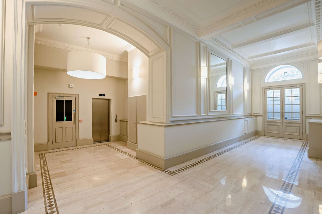 Property photo 3 of 18 Entrance With Lift