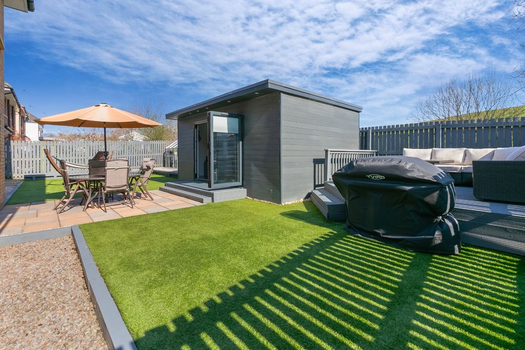 Property photo 3 of 37 Picture No. 16