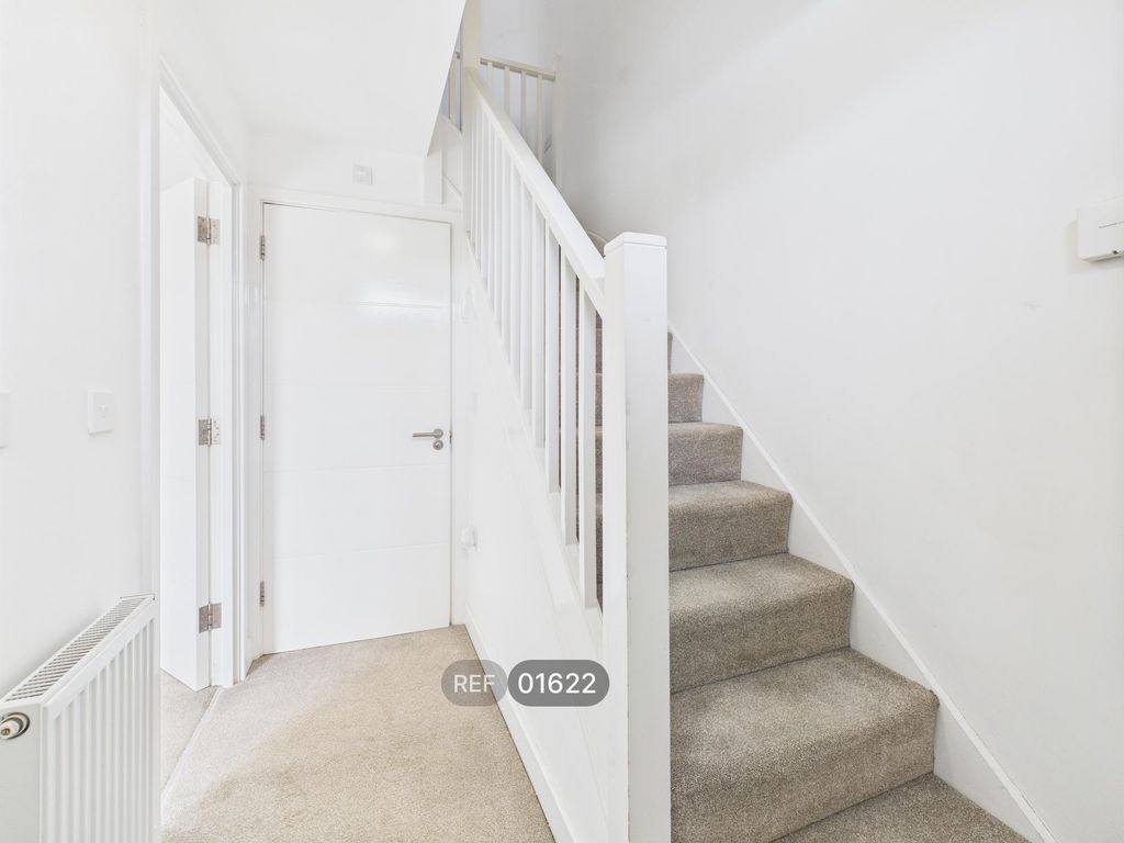 Property photo 2 of 18 Hallway