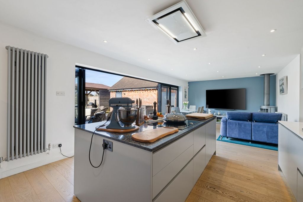 Property photo 3 of 27