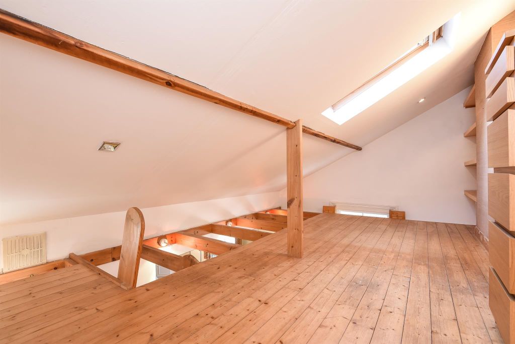Property photo 2 of 9 Bedroom