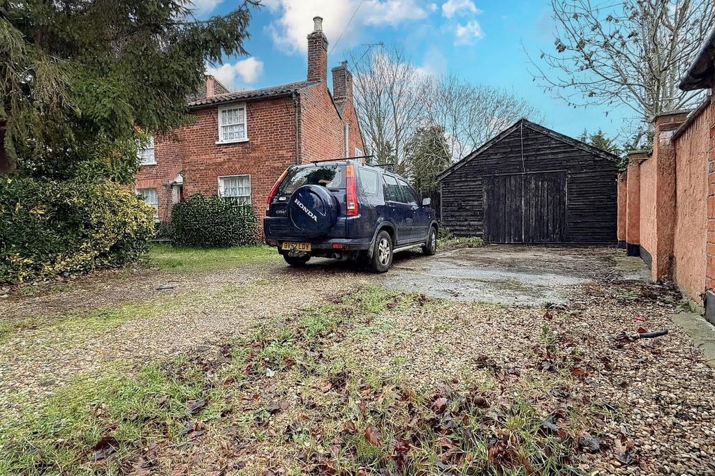 Property photo 1 of 20 Outside - Front