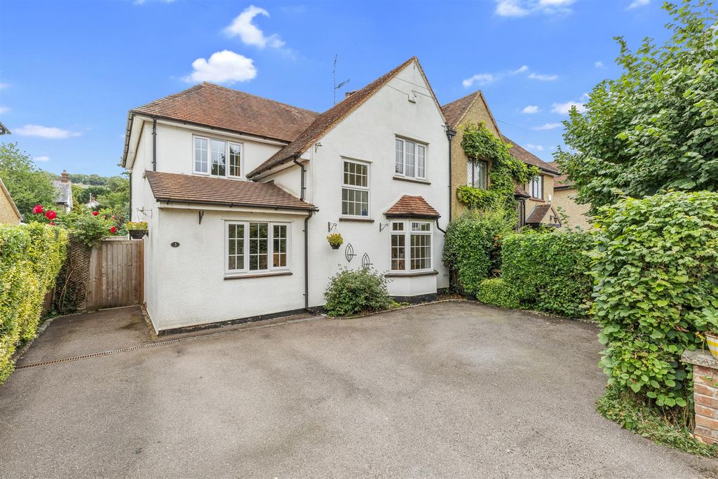 Property photo 1 of 15 3 Manor Gardens, Hp13 5HD-14.Jpg