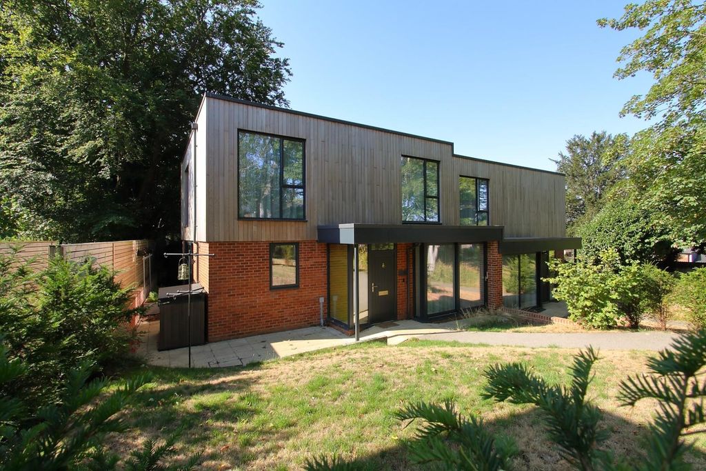 Property photo 1 of 25 14 Howarth Park Ph2.Jpg