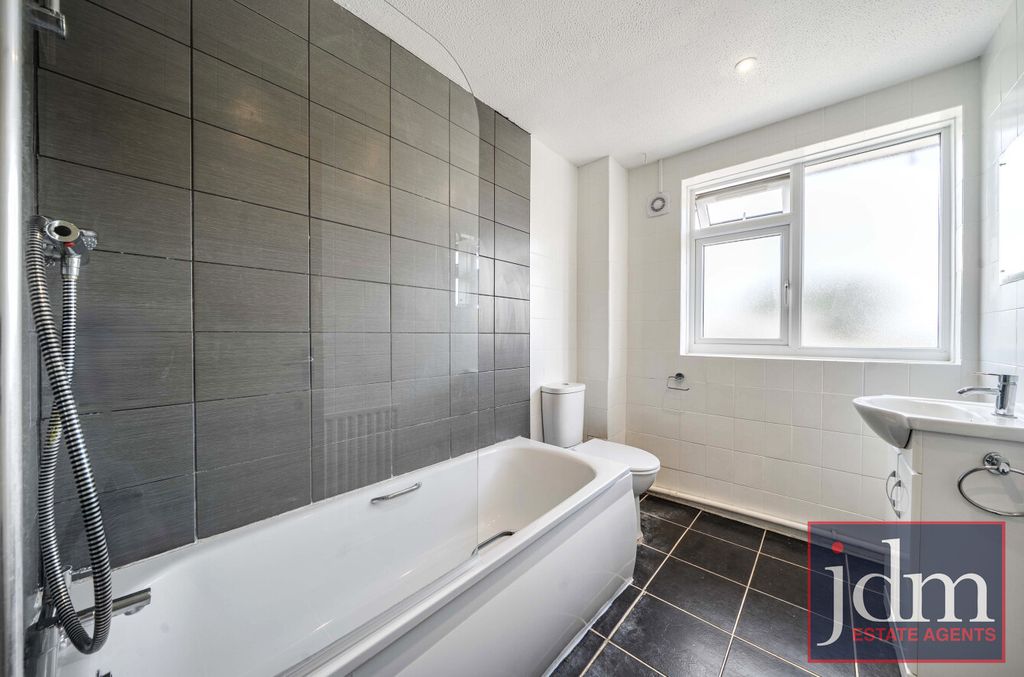 Property photo 2 of 8 Bathroom