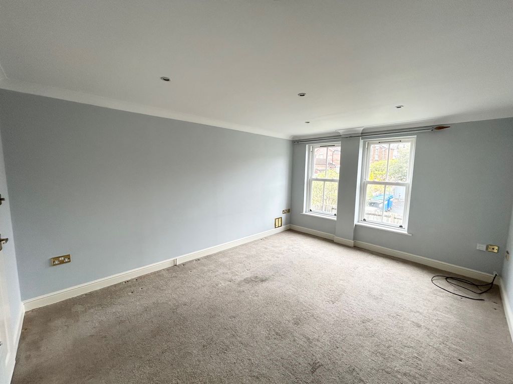 Property photo 2 of 13 Lounge