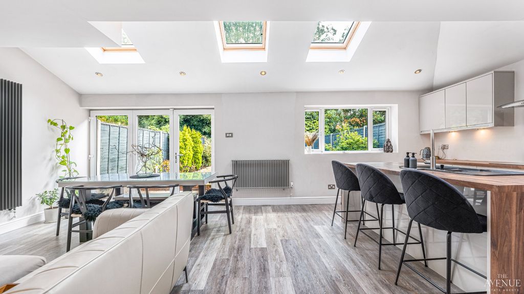 Property photo 3 of 46 4528907