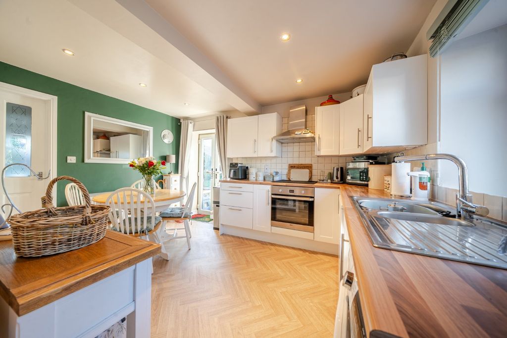 Property photo 2 of 11 Picture No. 14