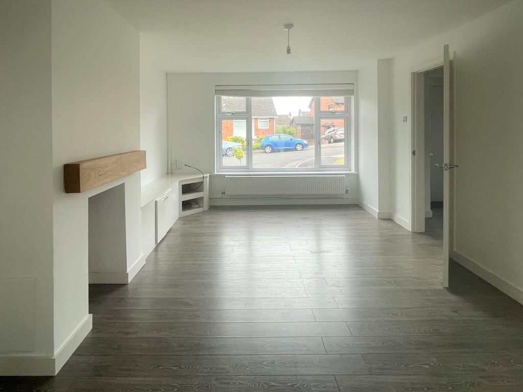 Property photo 3 of 18 Living Room