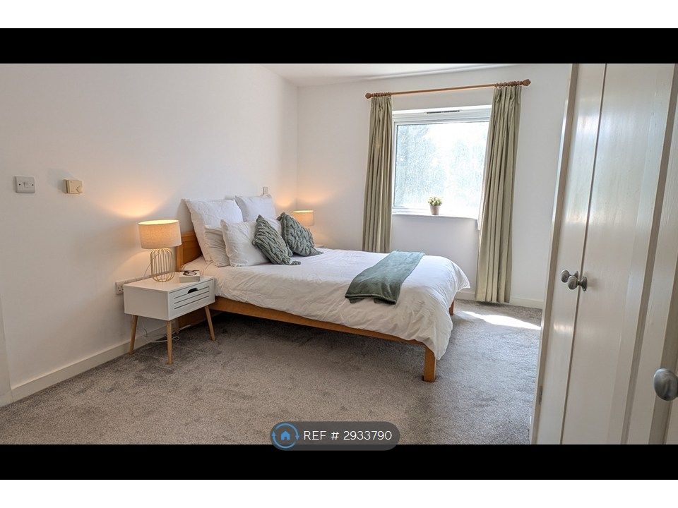 Property photo 2 of 13 Master Bedroom ( Ensuite )
