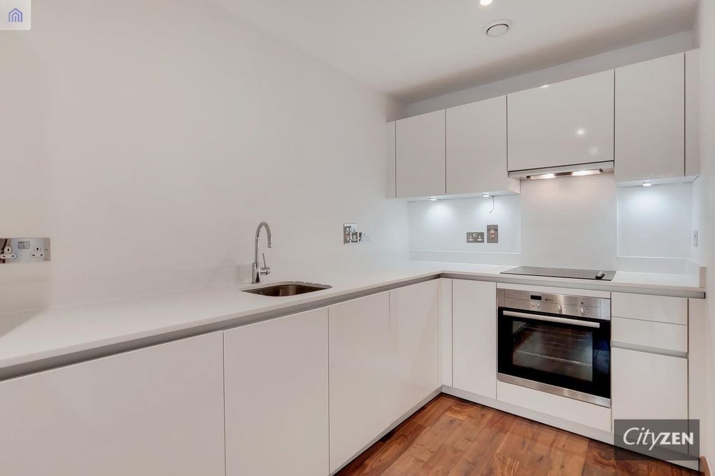 Property photo 3 of 11 Kitchen