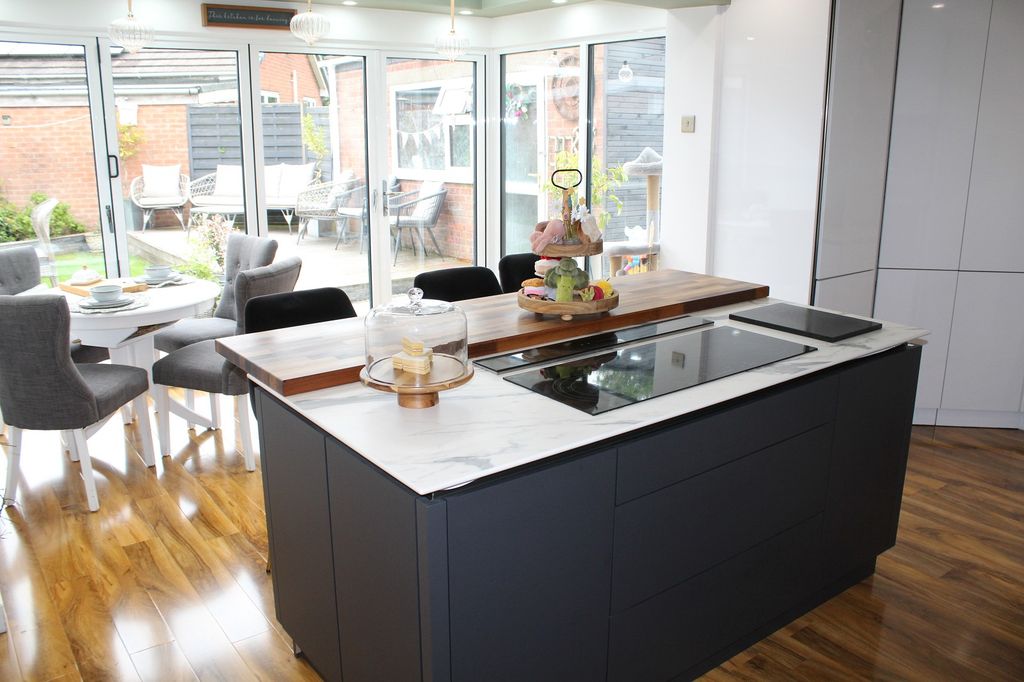Property photo 3 of 15 Fitted Kitchen Picture 2