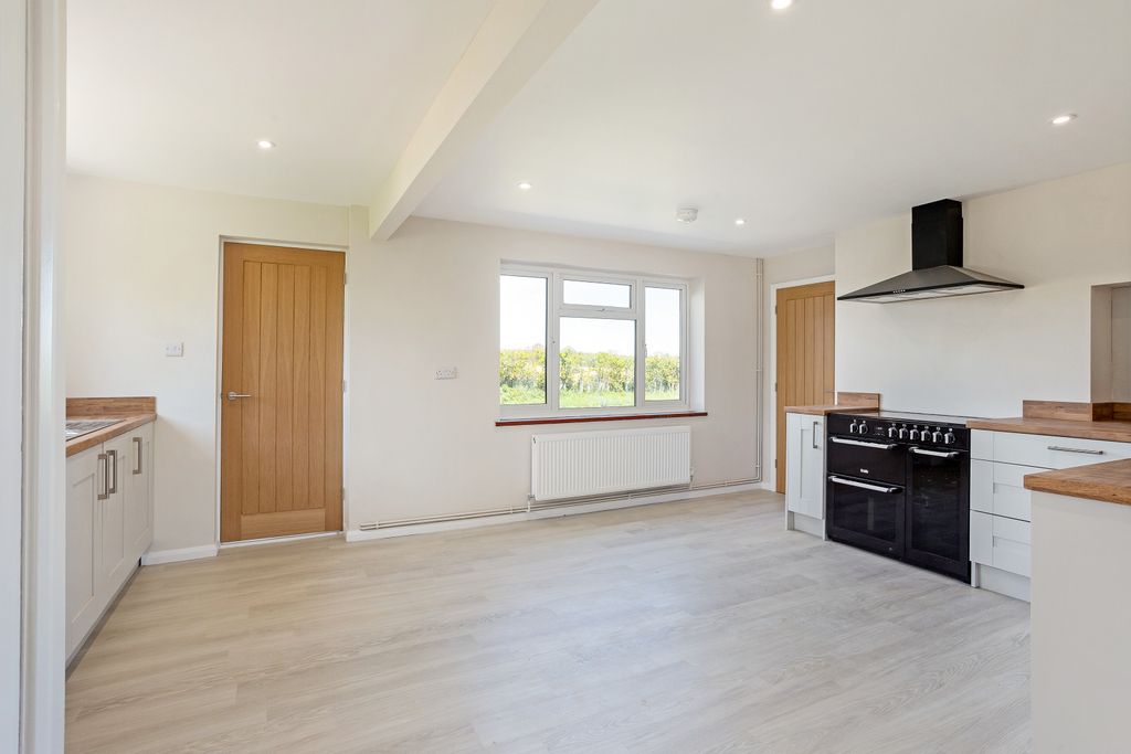 Property photo 2 of 25 Picture No. 15