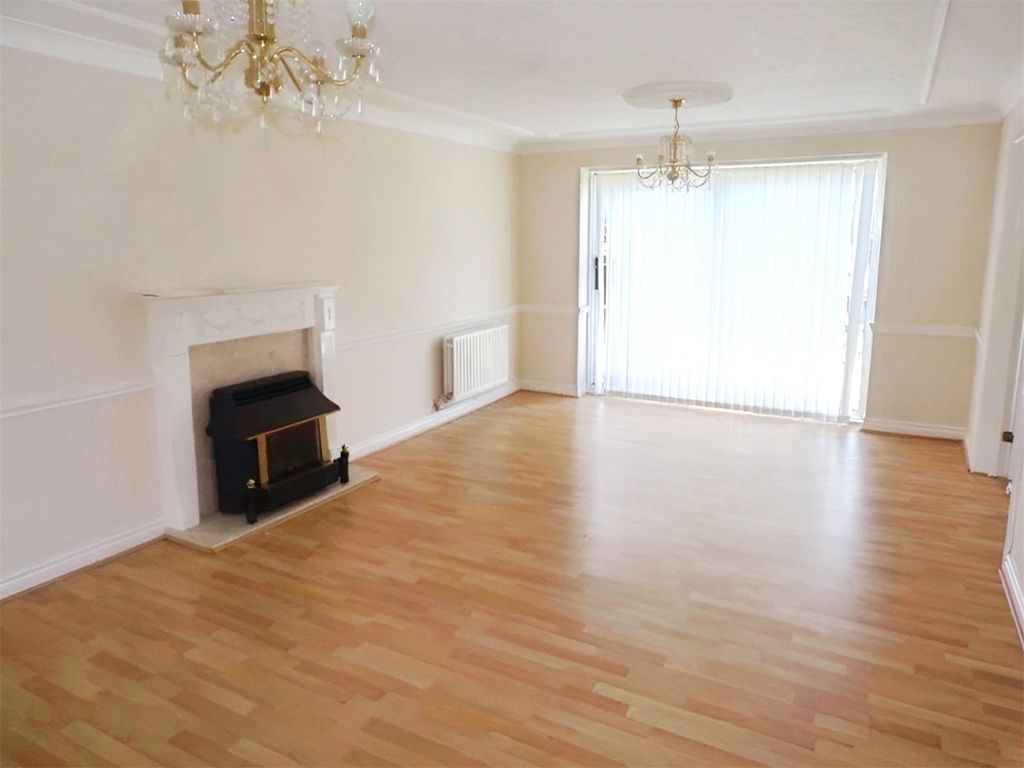 Property photo 2 of 11 Lounge