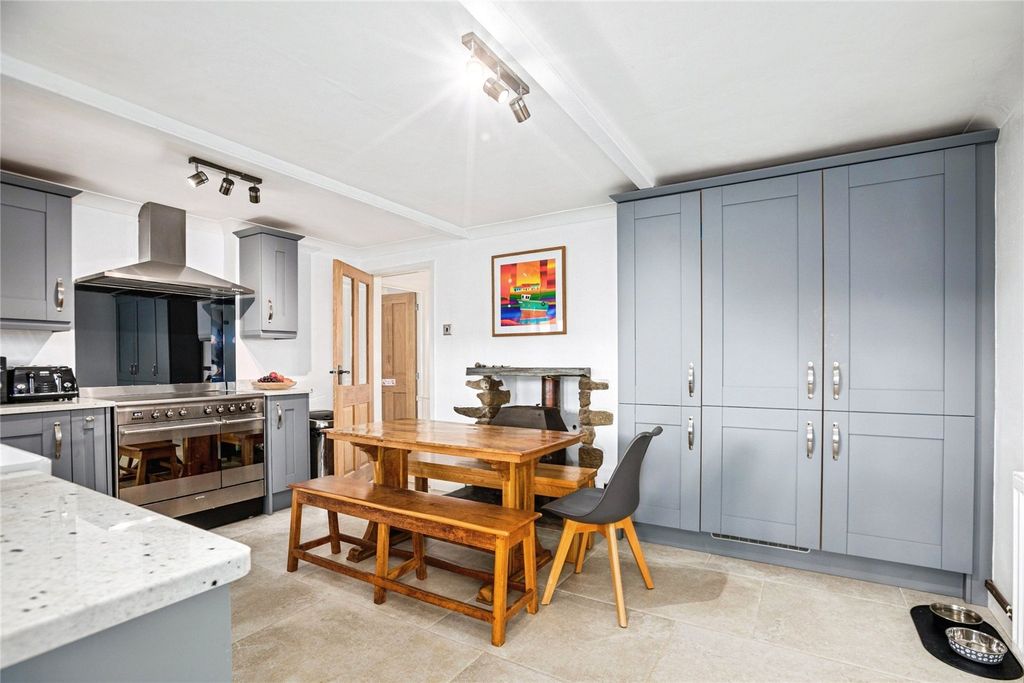 Property photo 3 of 33 Kitchen