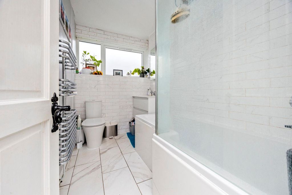Property photo 2 of 14 The Mount 62 Bathroom.Jpeg