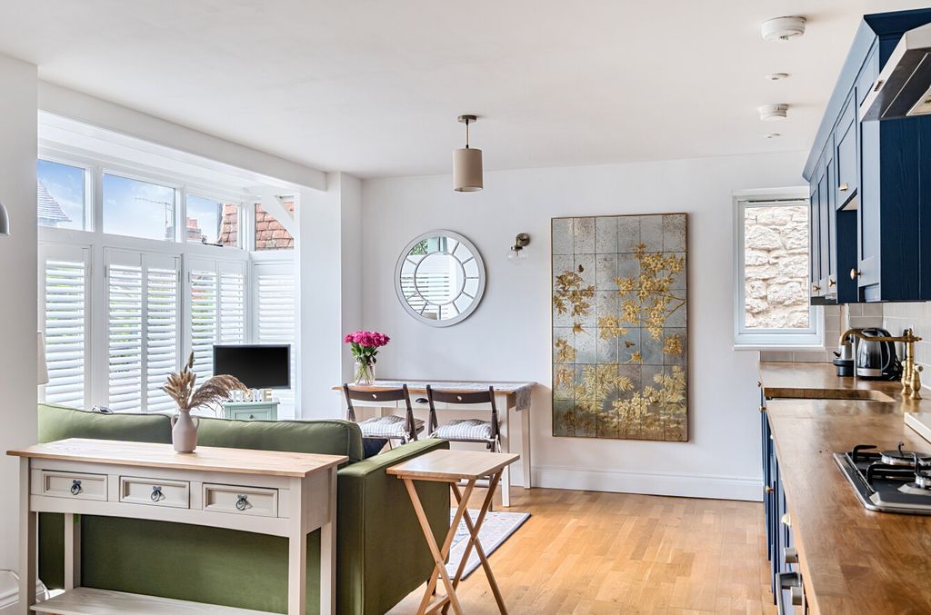 Property photo 2 of 14 1348140-17-68c140...
