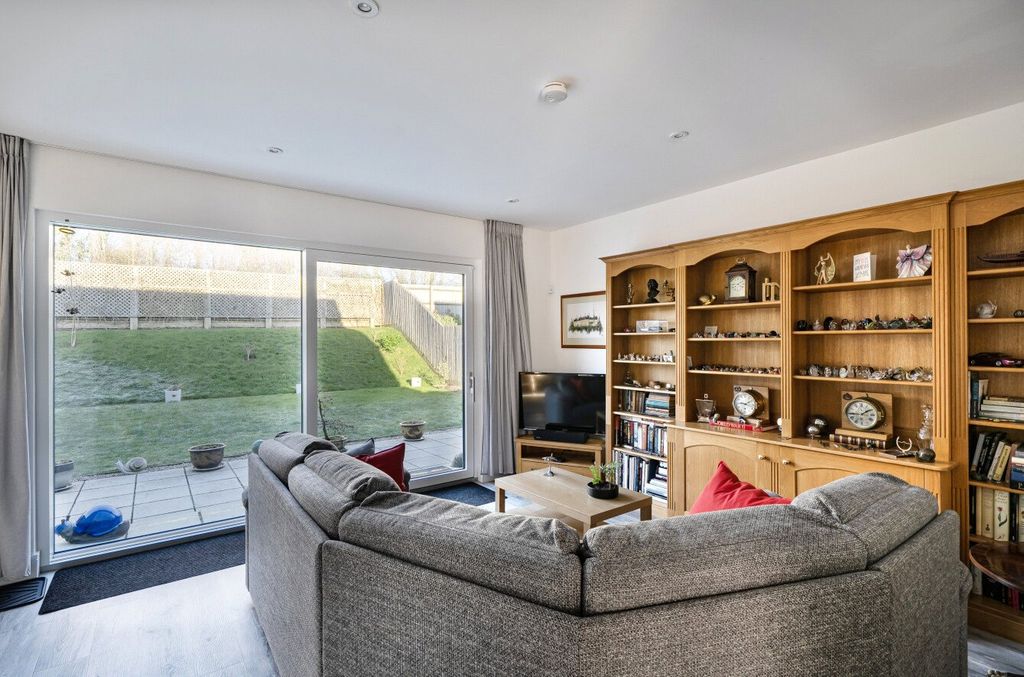 Property photo 3 of 21 Living Room