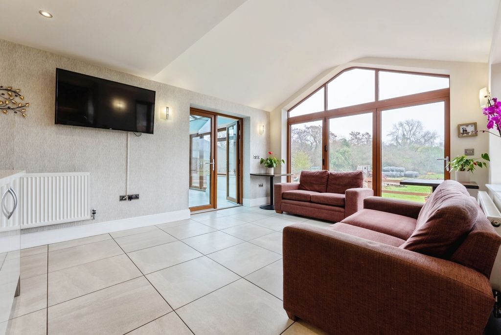 Property photo 3 of 28 Sitting