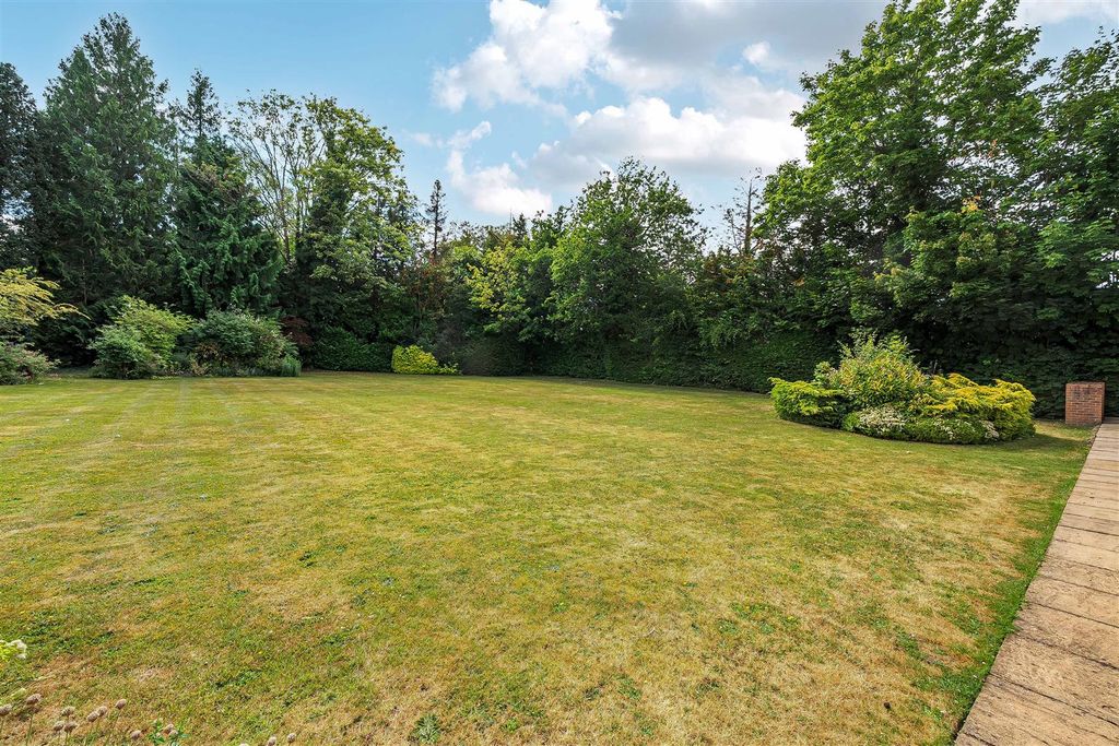 Property photo 3 of 21 Garden.Jpg