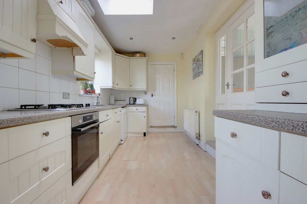 Property photo 3 of 9 Kitchen