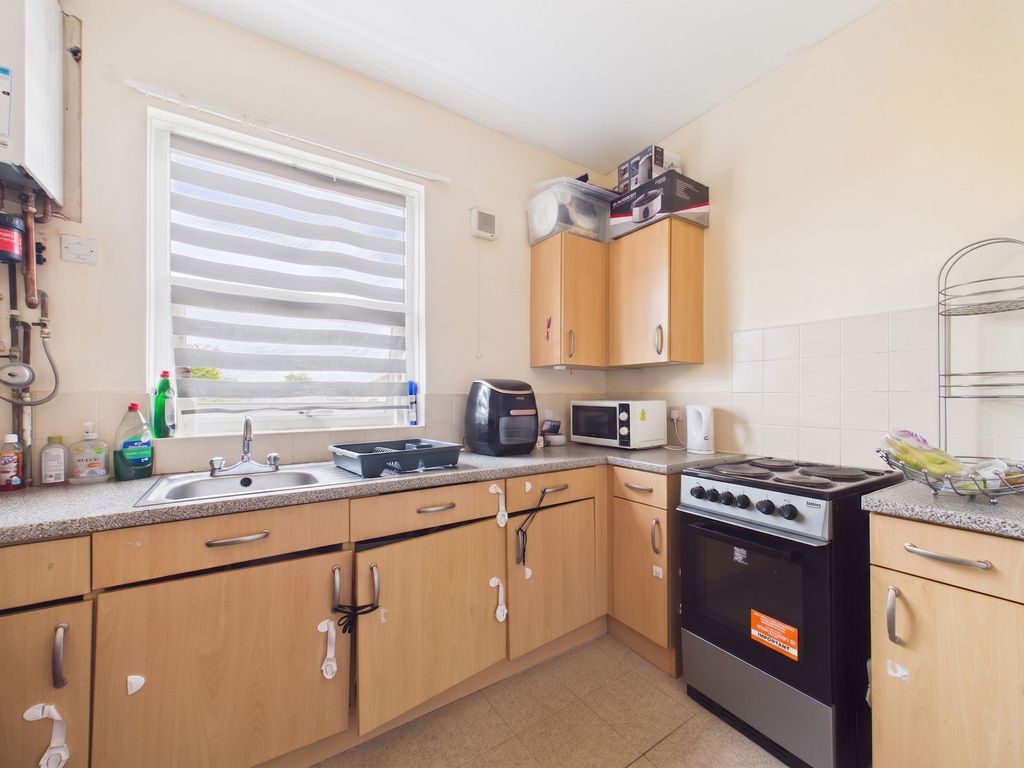 Property photo 3 of 10 Kitchen