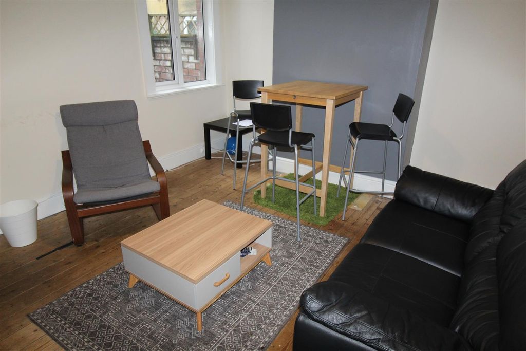 Property photo 3 of 10 6 Welland (20).Jpg