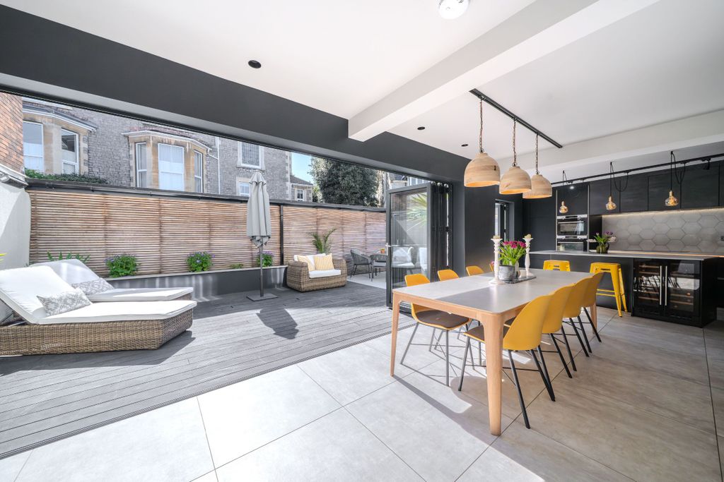 Property photo 2 of 25