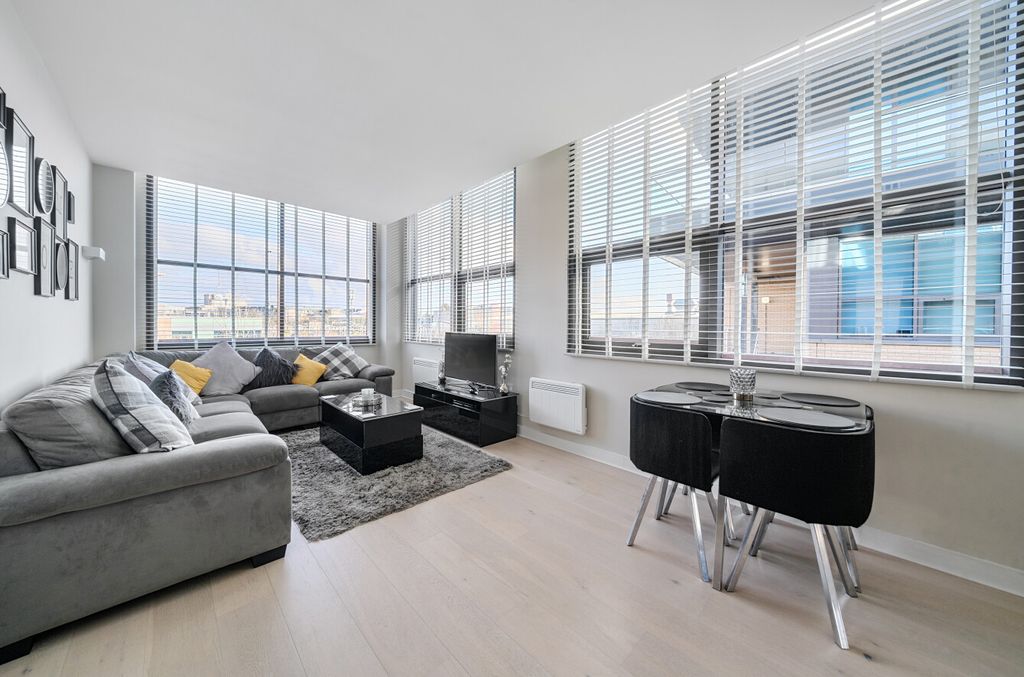 Property photo 2 of 9 1406078-2-697A309...