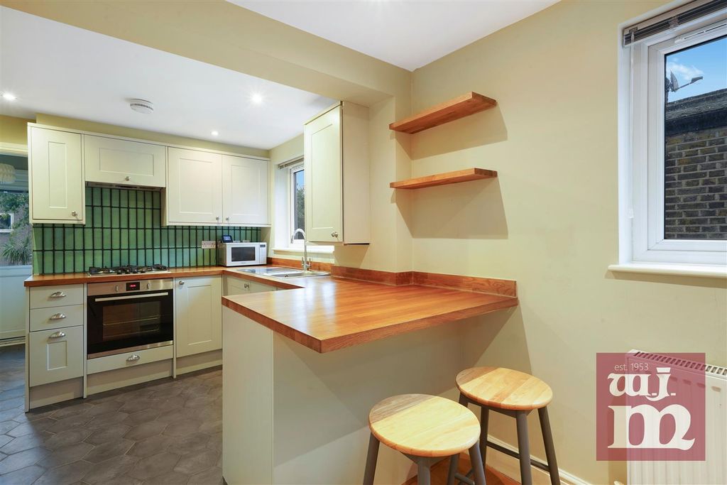 Property photo 3 of 12 Kitchen