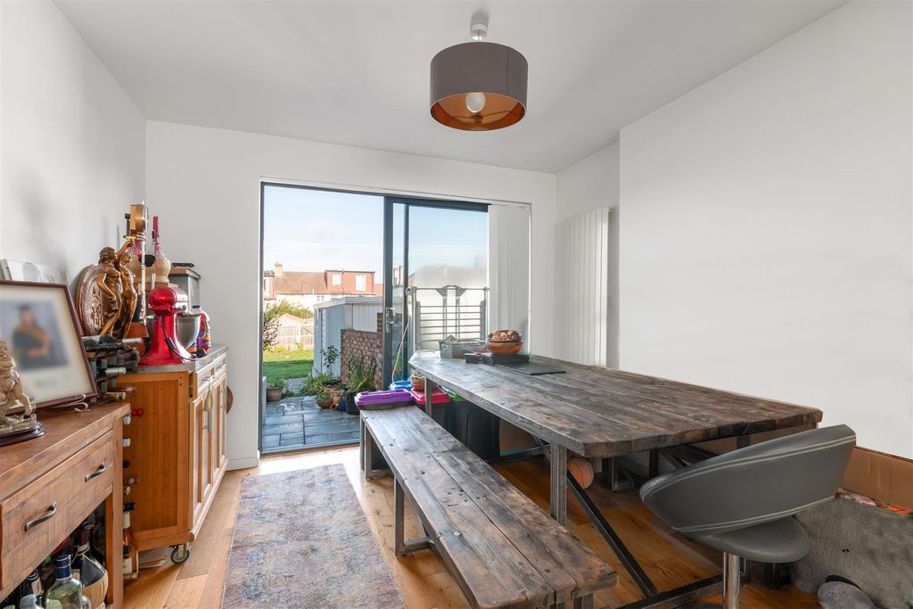 Property photo 2 of 12 Shaldon Drive