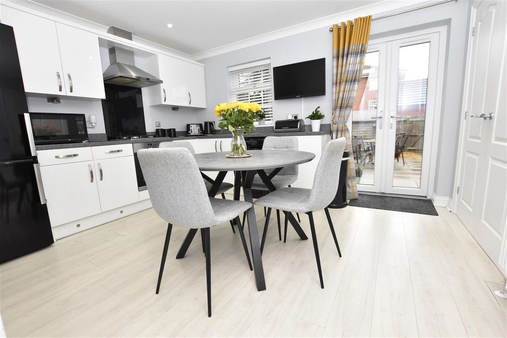 Property photo 3 of 16 Kitchen Dining Area