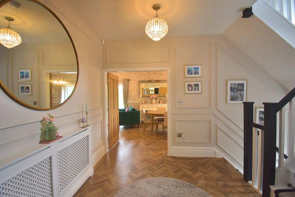 Property photo 2 of 27 Entrance Hall