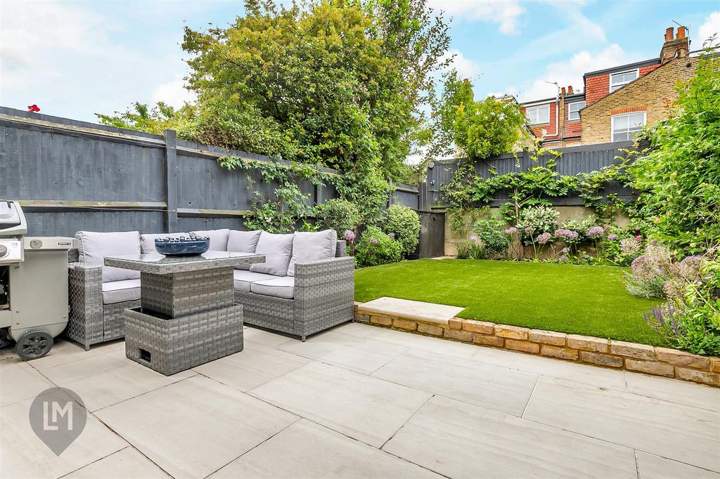 Property photo 3 of 9 Garden