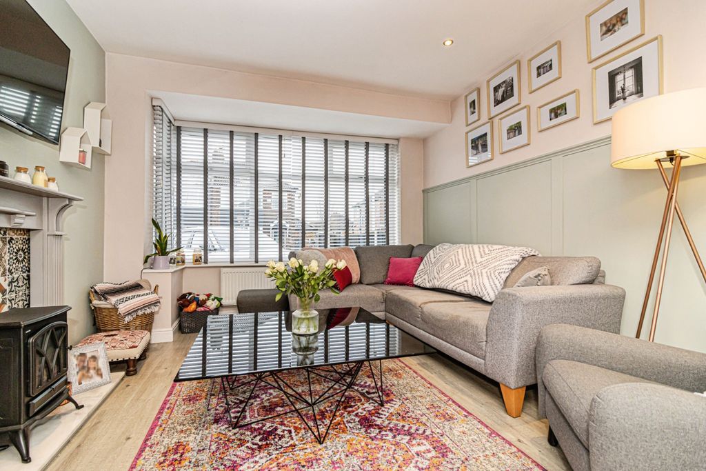 Property photo 3 of 15 Lounge