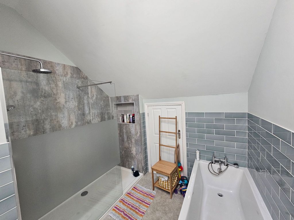 Property photo 3 of 33 Family Bathroom