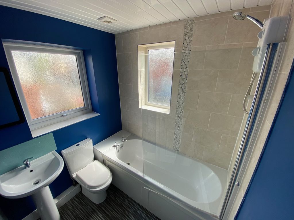 Property photo 1 of 10 Spacious Bathroom Suite Featuring A Stylish Bathtu...