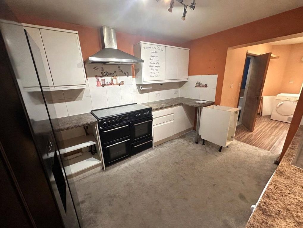 Property photo 3 of 13 Kitchen