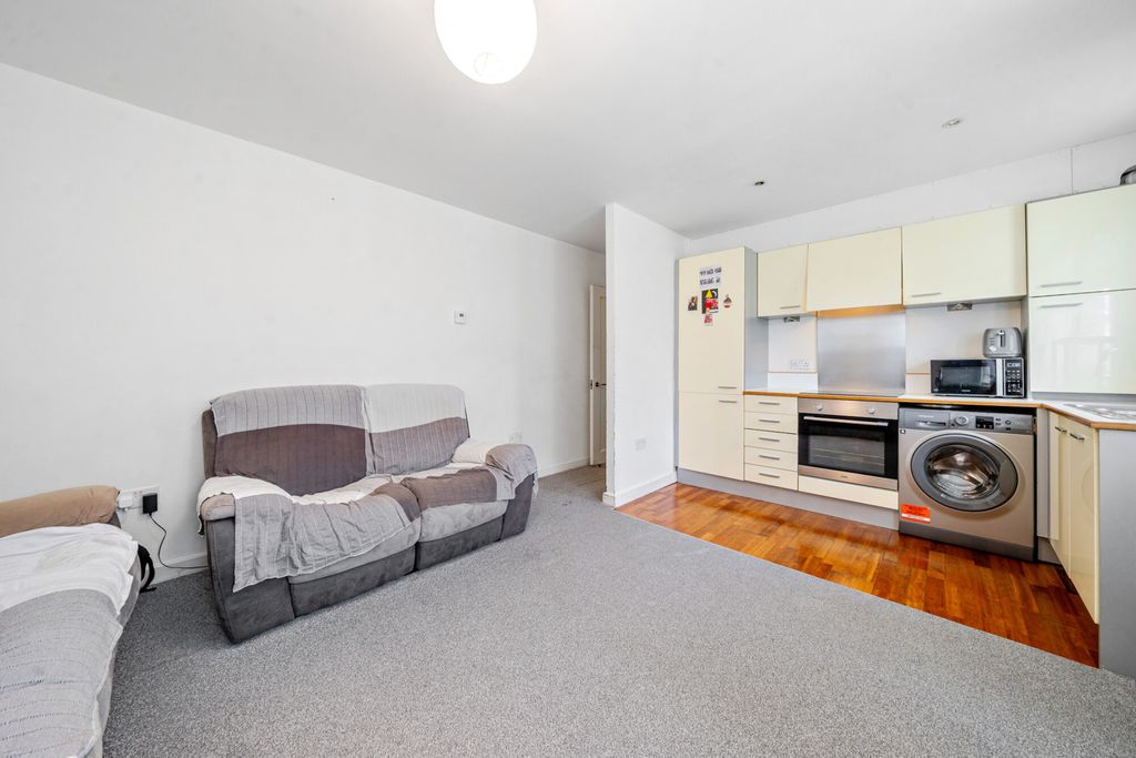 Property photo 2 of 11 1302612-3-683d903...