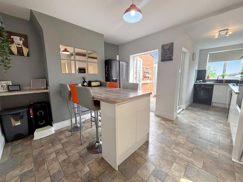 Property photo 3 of 22 Fitted Breakfast / Dining Kitchen: