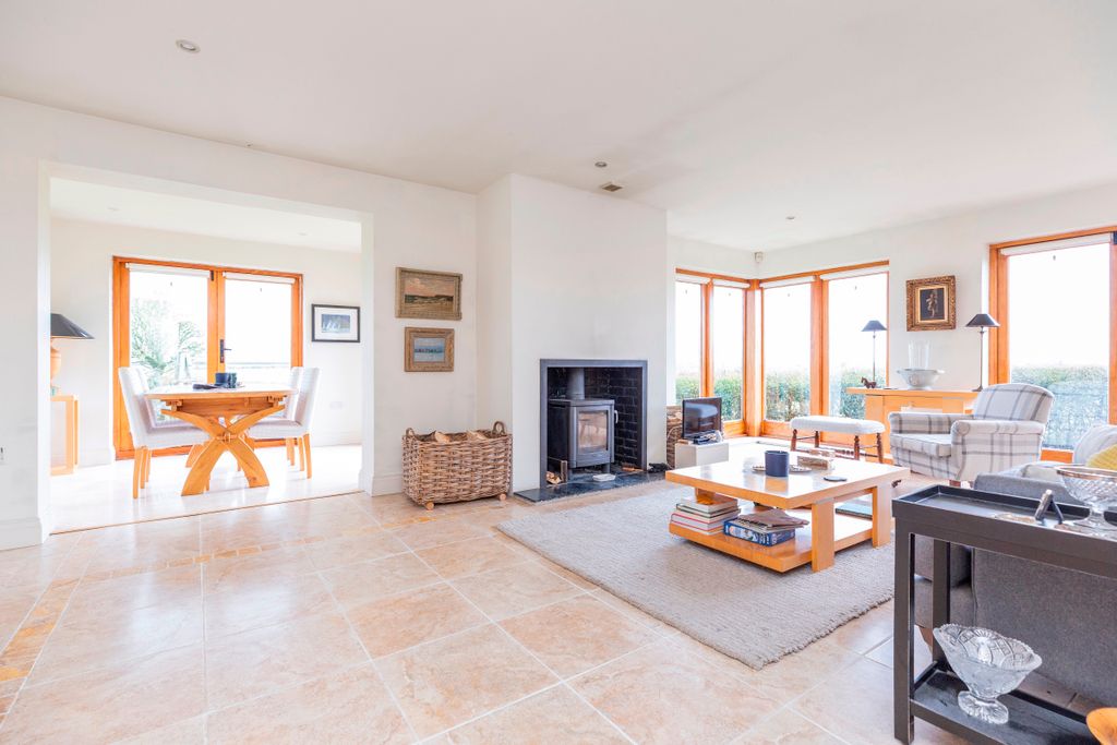 Property photo 2 of 25