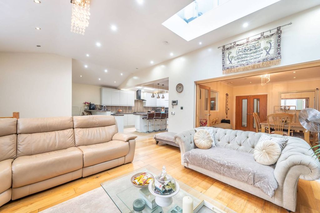 Property photo 3 of 28