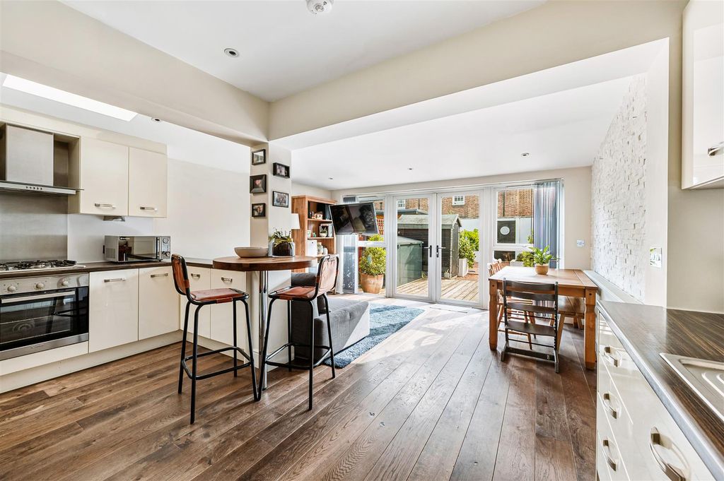 Property photo 1 of 12 19 Berrymead Gardens-3.Jpg