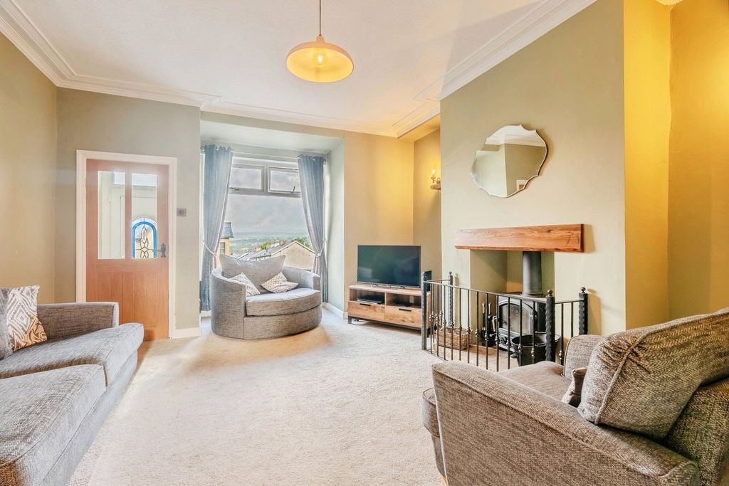 Property photo 2 of 18 Lounge