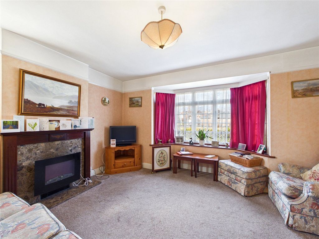 Property photo 2 of 18 Lounge