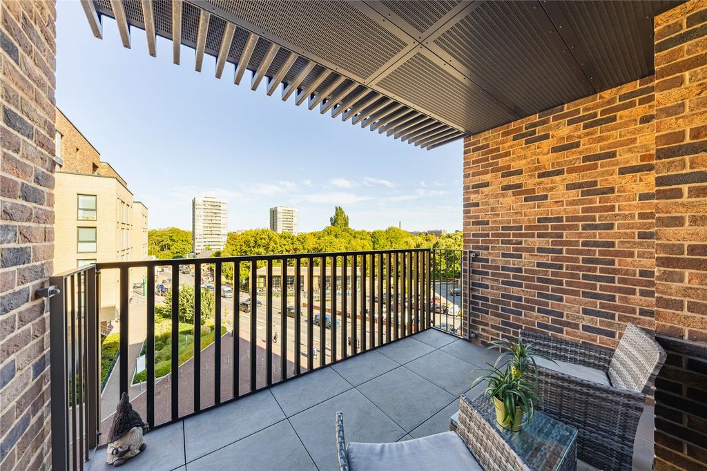 Property photo 3 of 10 Balcony